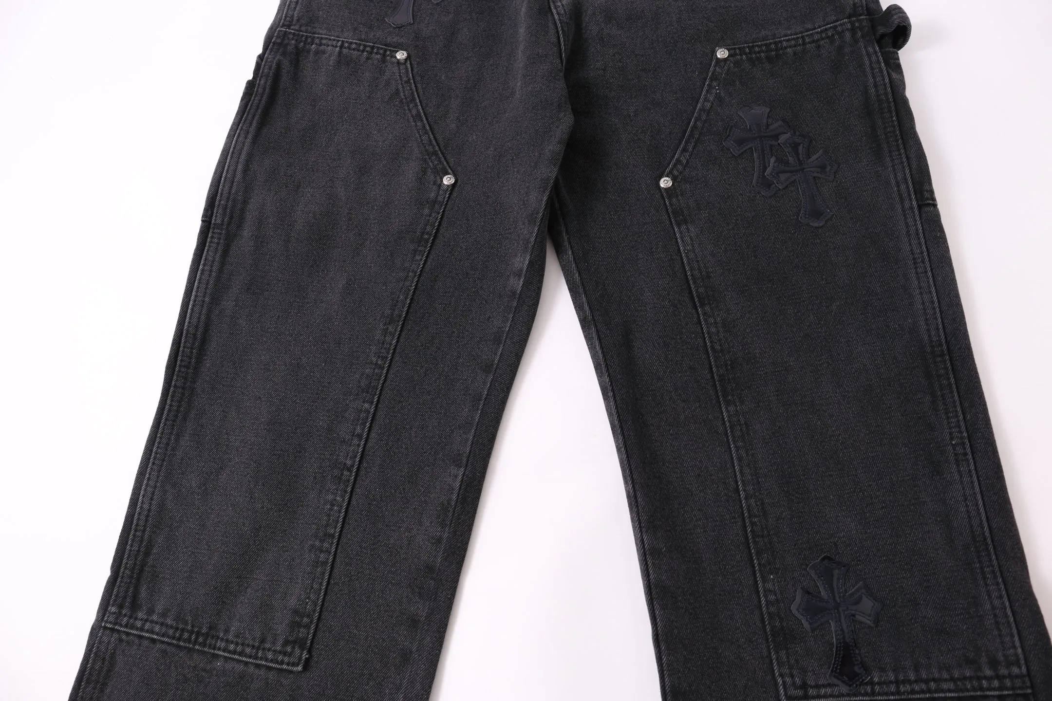 P260 Style number: H890 Croxin & 𝐂𝐡𝐫𝐨𝐦𝐞 𝐇𝐞𝐚𝐫𝐭 ss25 limited imitation wood pants starry sky black leather jeans. Styles with different wash textures are very friendly to people with thin legs and thick legs. The slightly flared version perfectly modifies the leg shape. The timeless and moderate length makes it easy to match and match. It is the basis for various styles and is a must-have in your wardrobe! The fabric is stiff but also makes the upper body soft without losing texture. The washing process is even more perfect. It is a must-have item for everyone! ! ! Washed wheat, hang tag, pants label, three labels complete Color: black Size: 30-32-34-36
